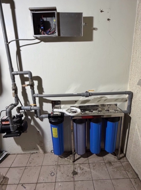室內機房安裝的全屋淨水系統,旁邊是加壓馬達